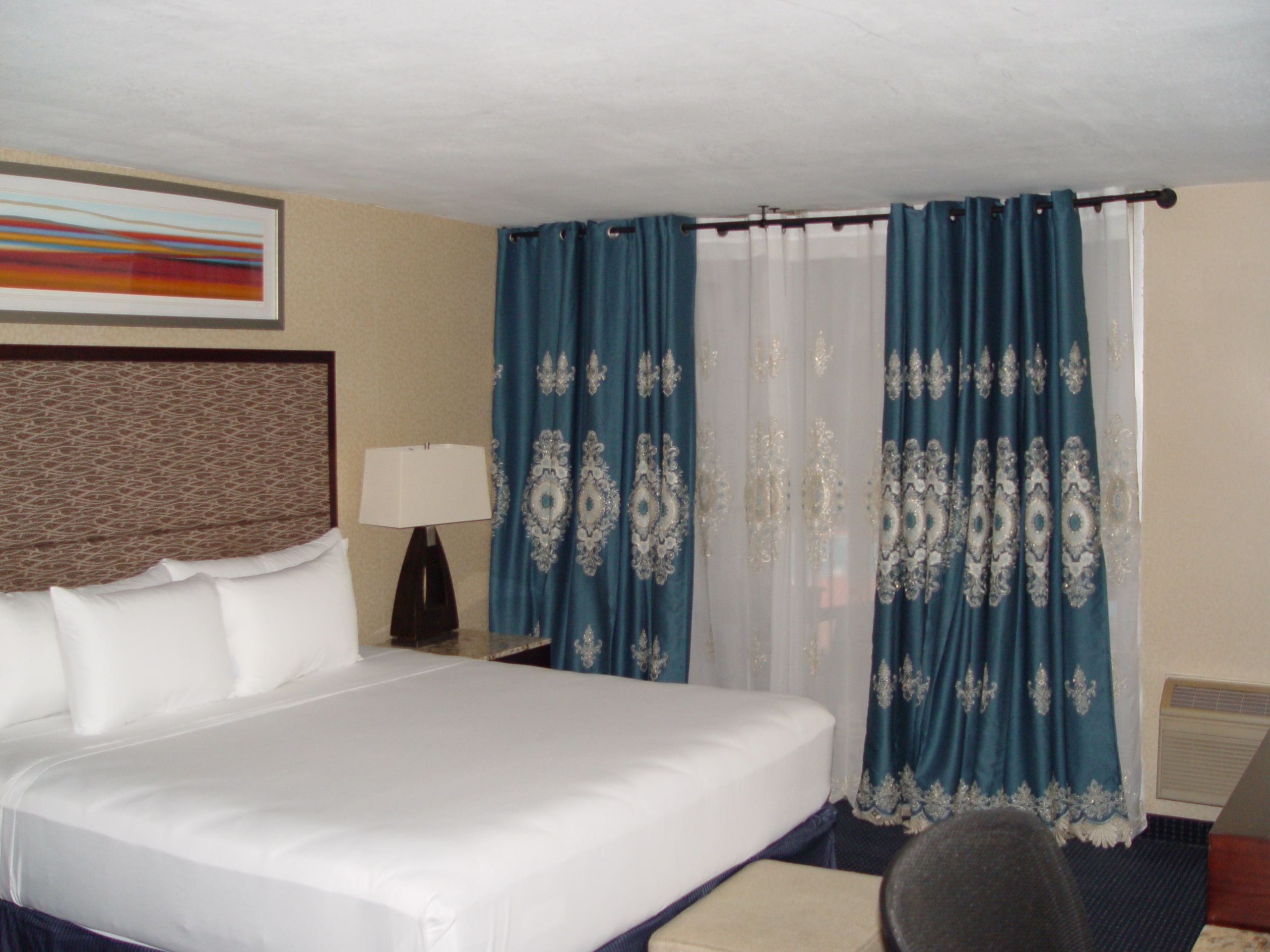 hiltop-hotel-deluxe-queen-room